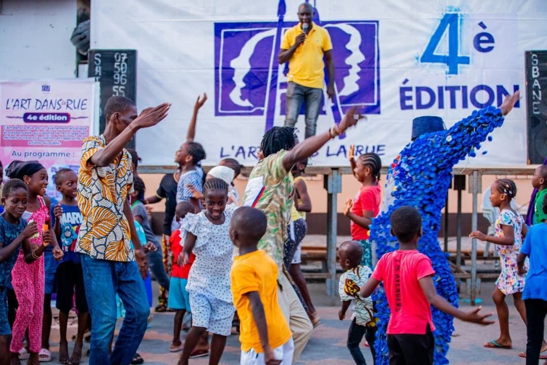 Parade et danse lors du lancement de la 4e édition