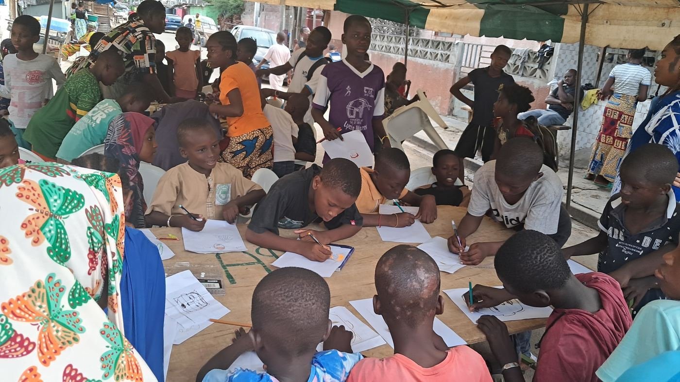 Enfants en atelier de dessin