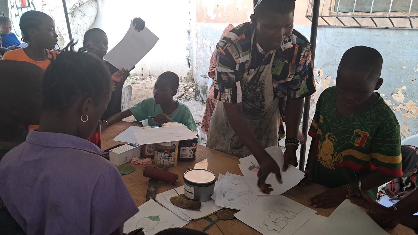 Participants autour d'une table d'atelier
