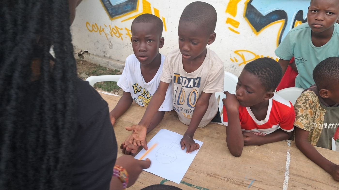 Enfants en train de dessiner