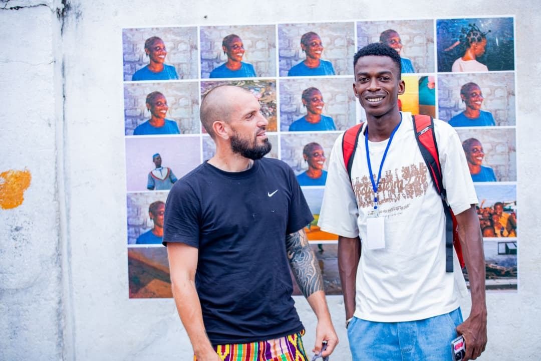Deux artistes devant une installation photographique